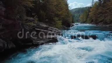 低速飞行过奔流的山河和瀑布，<strong>蓝色</strong>在林间和<strong>山间</strong>.. 日落
